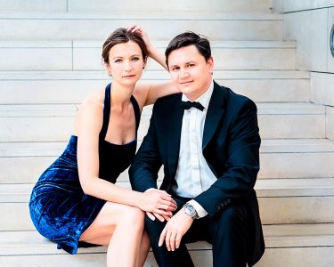 Was trägt ein Hochzeitsfotograf oder eine Hochzeitsfotografin?